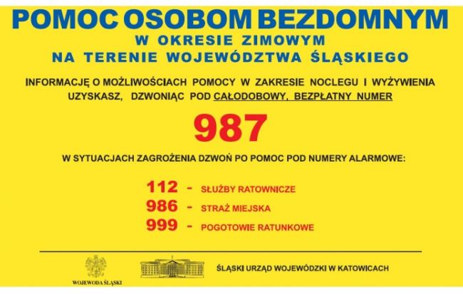 Powiększ zdjęcie: Obraz przedstawia plakat informacyjny o całodobowym numerze 987, pod którym dostępna jest informacja o możliwościach uzyskania przez osoby bezdomne pomocy w zakresie noclegu i wyżywienia oraz informacja o możliwości skorzystania z numerów alarmowych w sytuacjach zagrożenia: numer 112 Służby ratownicze, numer 986 Straż Miejska oraz numer 999 Pogotowie Ratunkowe
