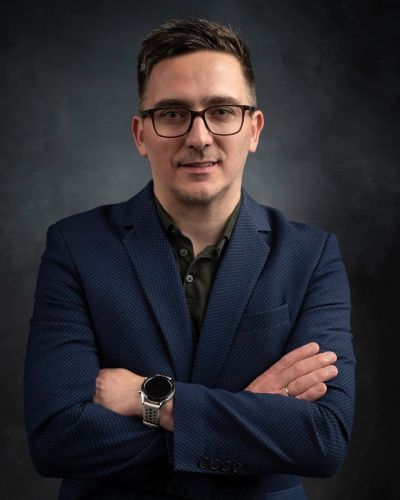 Powiększ zdjęcie: Zdjęcie przedstawia Pana Artura Adamusa, prowadzącego warsztaty pod nazwą „Wzmocnienie poczucia własnej wartości”