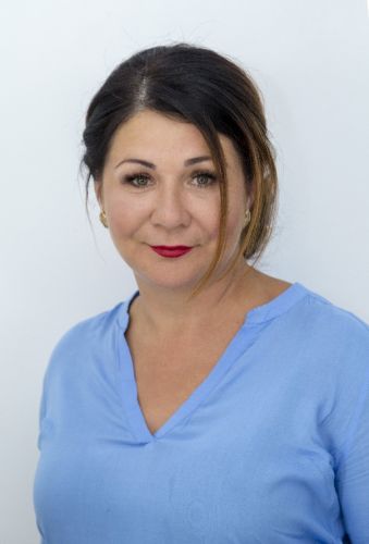 Powiększ zdjęcie: Zdjęcie przedstawia Panią Joannę Dejko, prowadzącą szkolenia pod nazwą ”Szkolenie z przemocy seksualnej dla opiekunów dzieci dotkniętych przemocą seksualną”